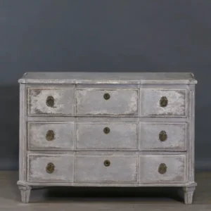 Cómoda gustaviana con 3 cajones de madera con acabado envejecido